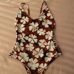 Stone fox hermosa one piece in sunburnt hibiscus